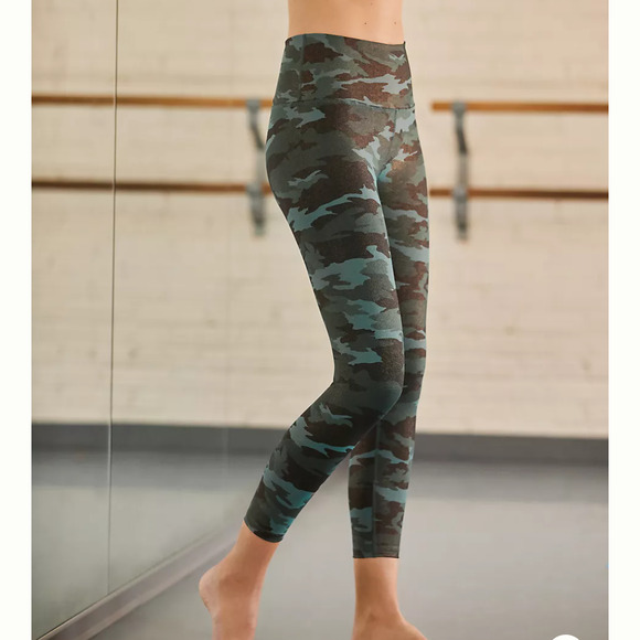 Beyond Yoga Pants - NWT Beyond Yoga Shimmer Green Camo Leggings size Small